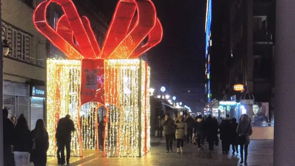 Cadde üzerinde içinden geçilebilen dev ışıklı hediye paketi