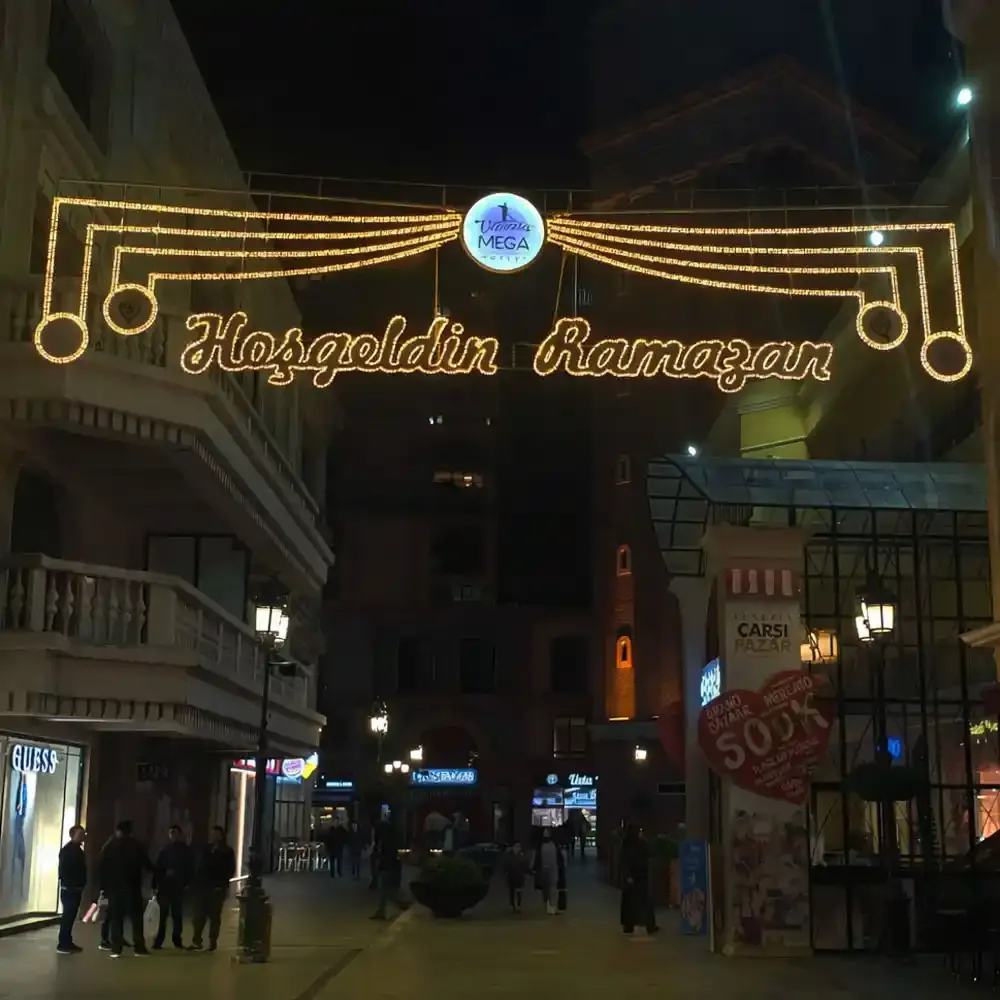 Alışveriş caddesinin üzerine asılmış Hoşgeldin Ramazan ışıklı yazısı