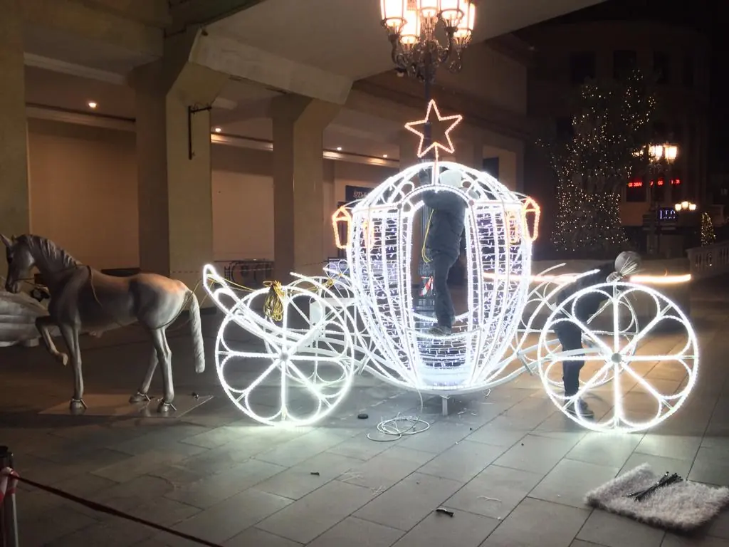 Beyaz LED ışıklı fayton ve at figürü