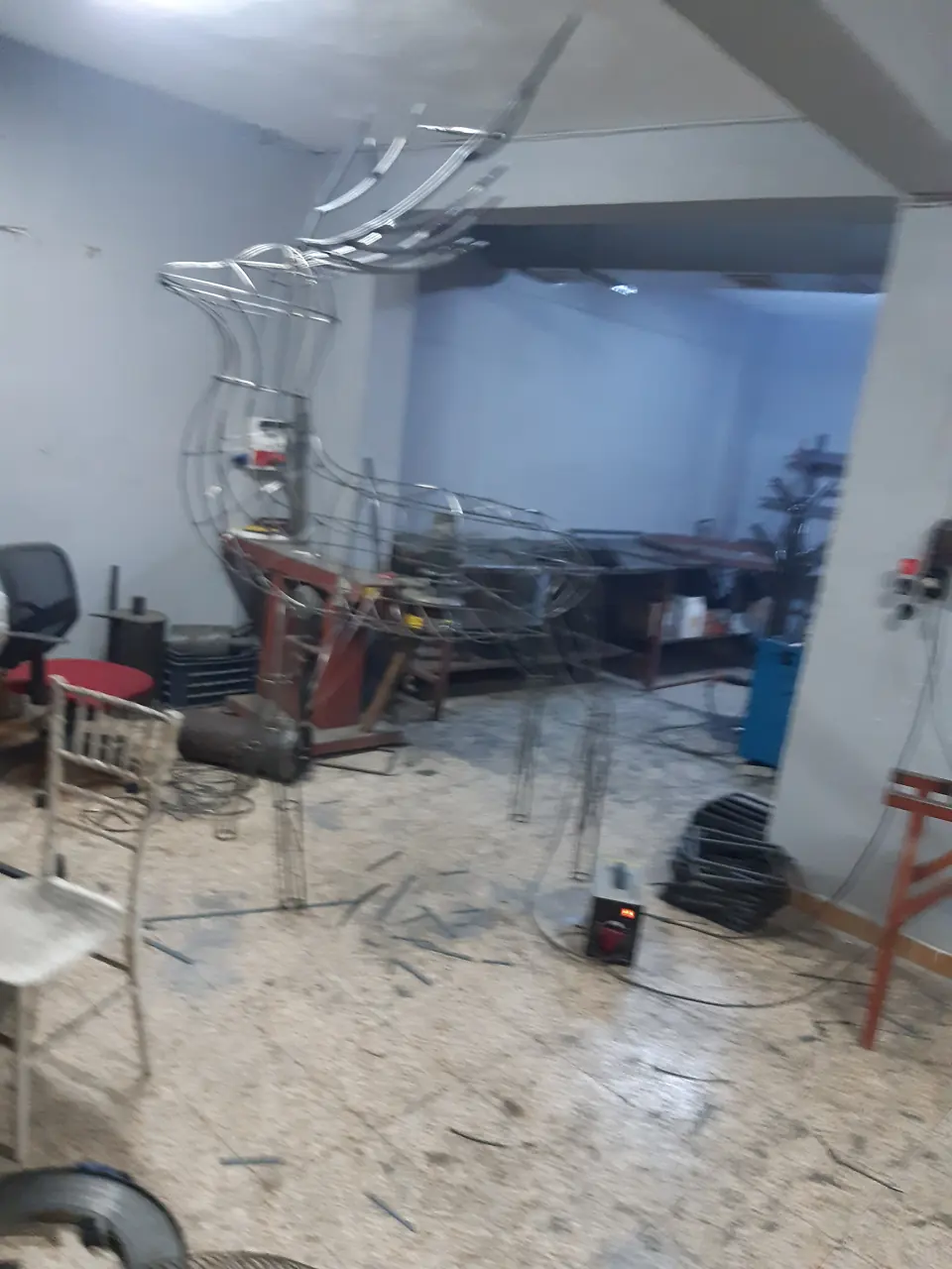 Atölyemizde kaynak aşamasındaki tel geyik iskeleti