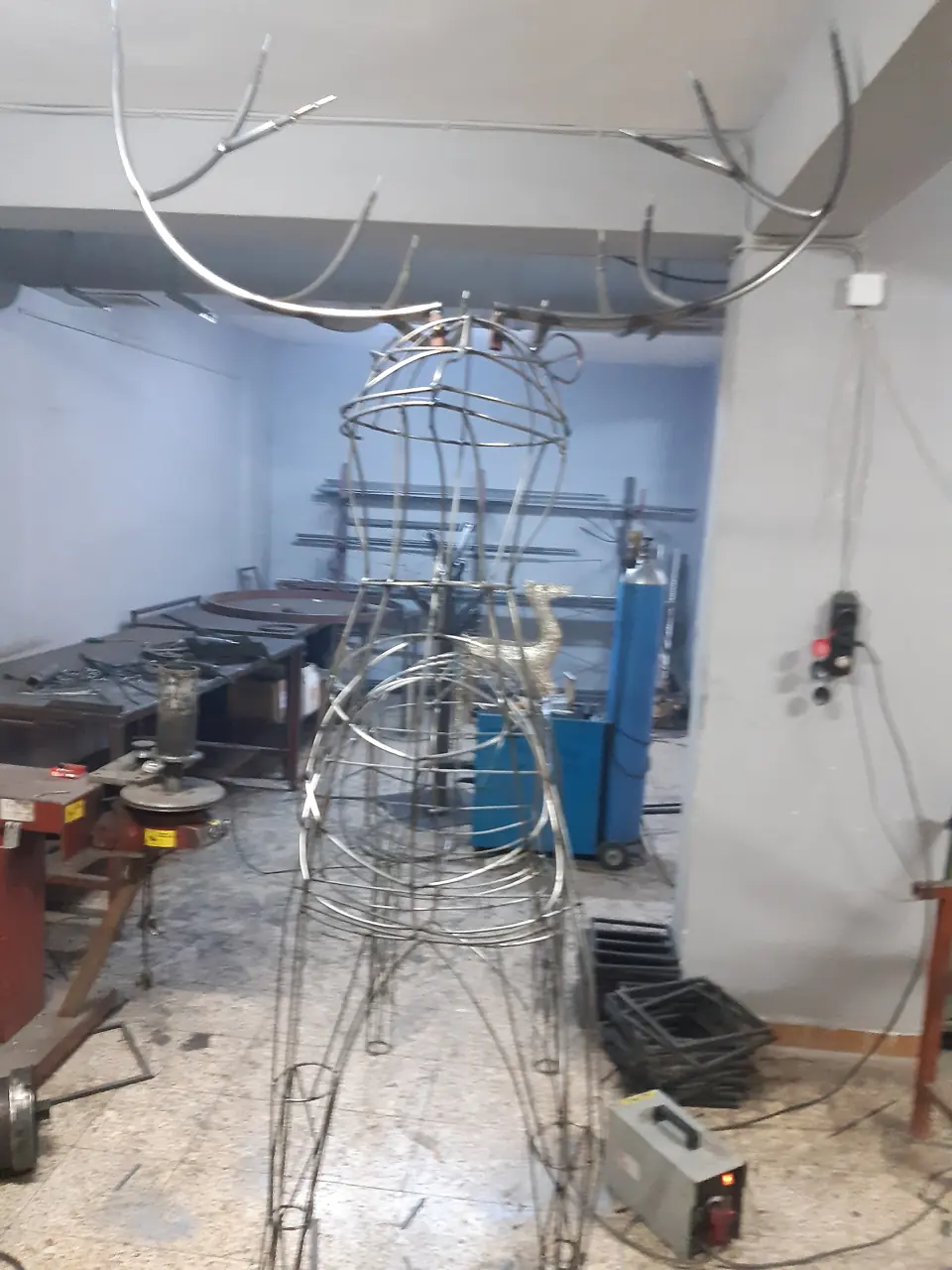 Üsküdar'daki atölyemizde üretilen büyük boy tel geyik iskeleti