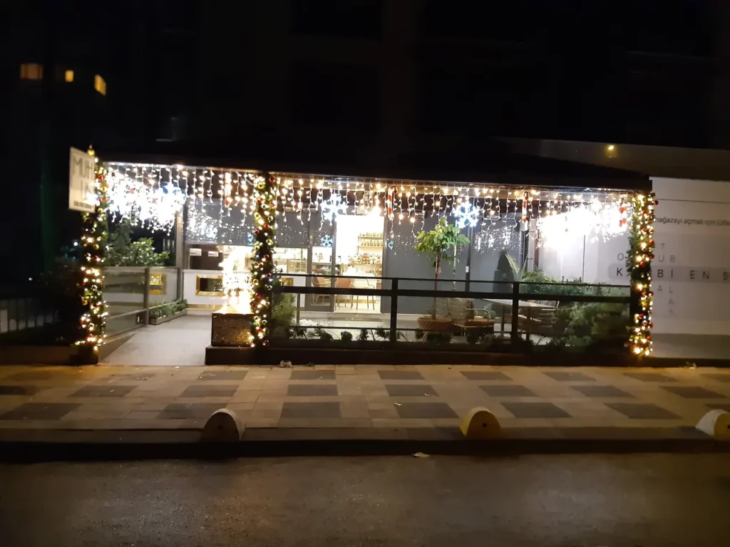 Kafe terasının saçağında saçak ışık ve kar tanesi süslemesi