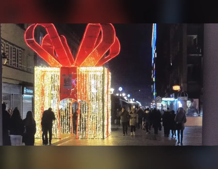 Caddede dev ışıklı hediye paketi süslemesi Caddede dev ışıklı hediye paketi süslemesi