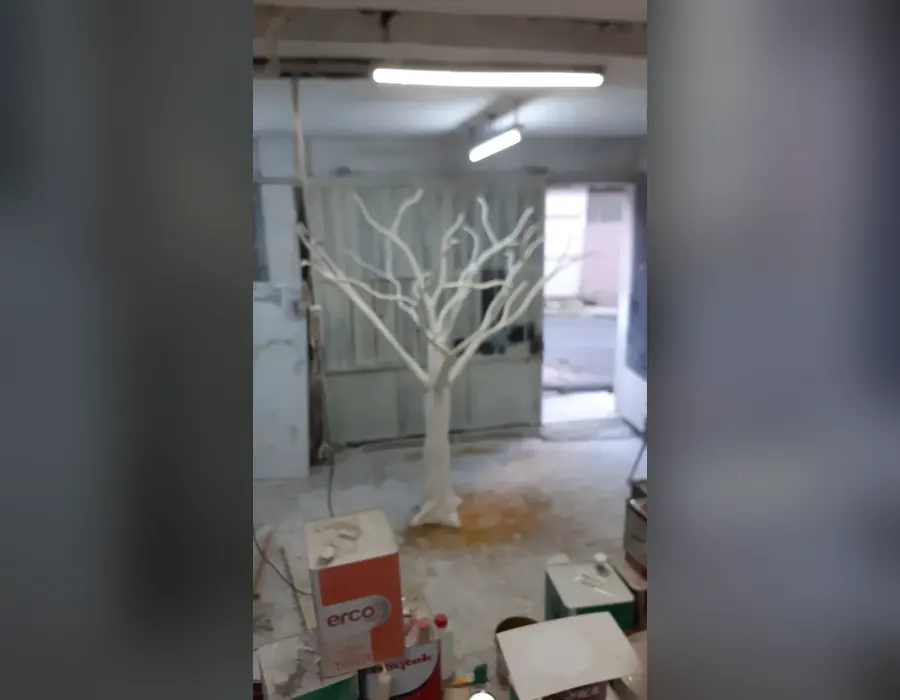 Atölyemizde boyanmış yapay ağaç gövdesi