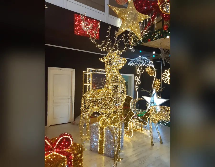 Işıklı geyik, ışıklı hediye paketleri ve yıldız figürleri