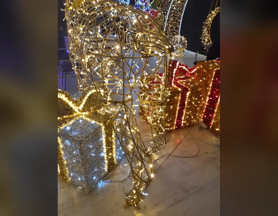 Gümüş ve kırmızı ışıklı hediye paketi figürleri yakından